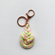Load image into Gallery viewer, Pipa Knot Keyring